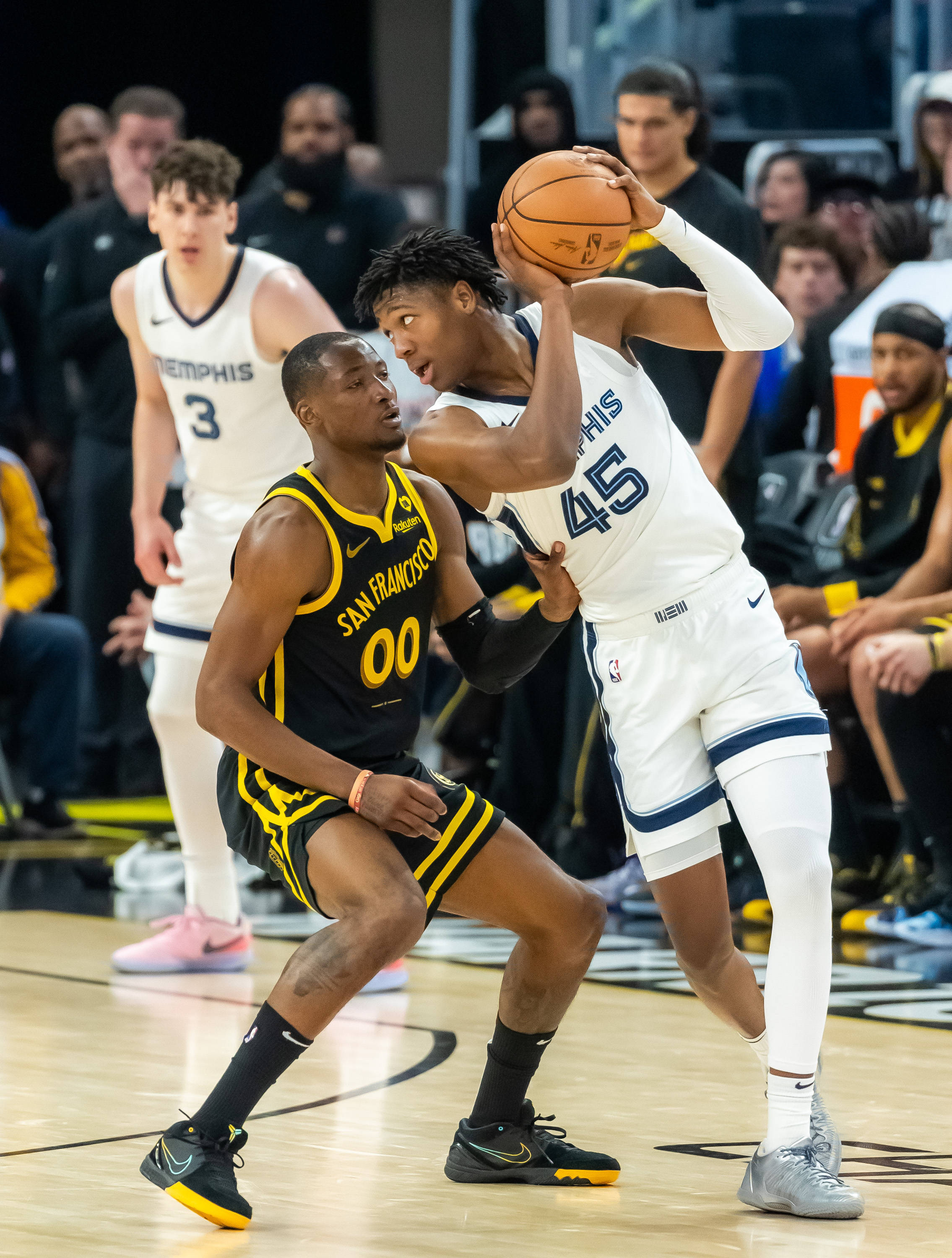 关于今晚孟菲斯灰熊临场应变：NBA季后赛节点到来，气氛紧张，高层口径保持一致的信息